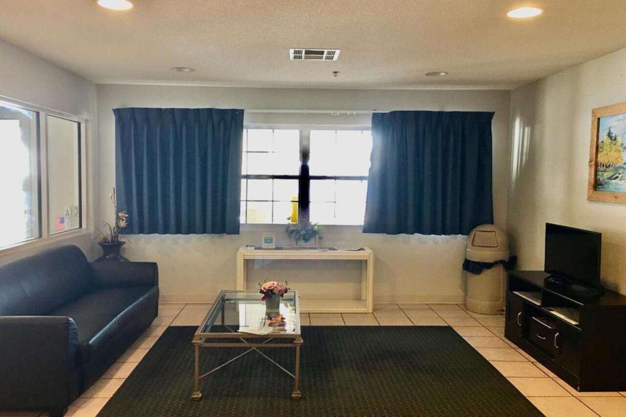 Travelodge By Wyndham Chadron Bagian luar foto