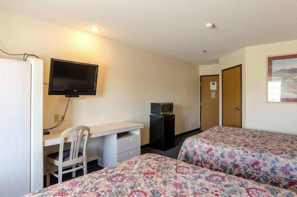Travelodge By Wyndham Chadron Bagian luar foto